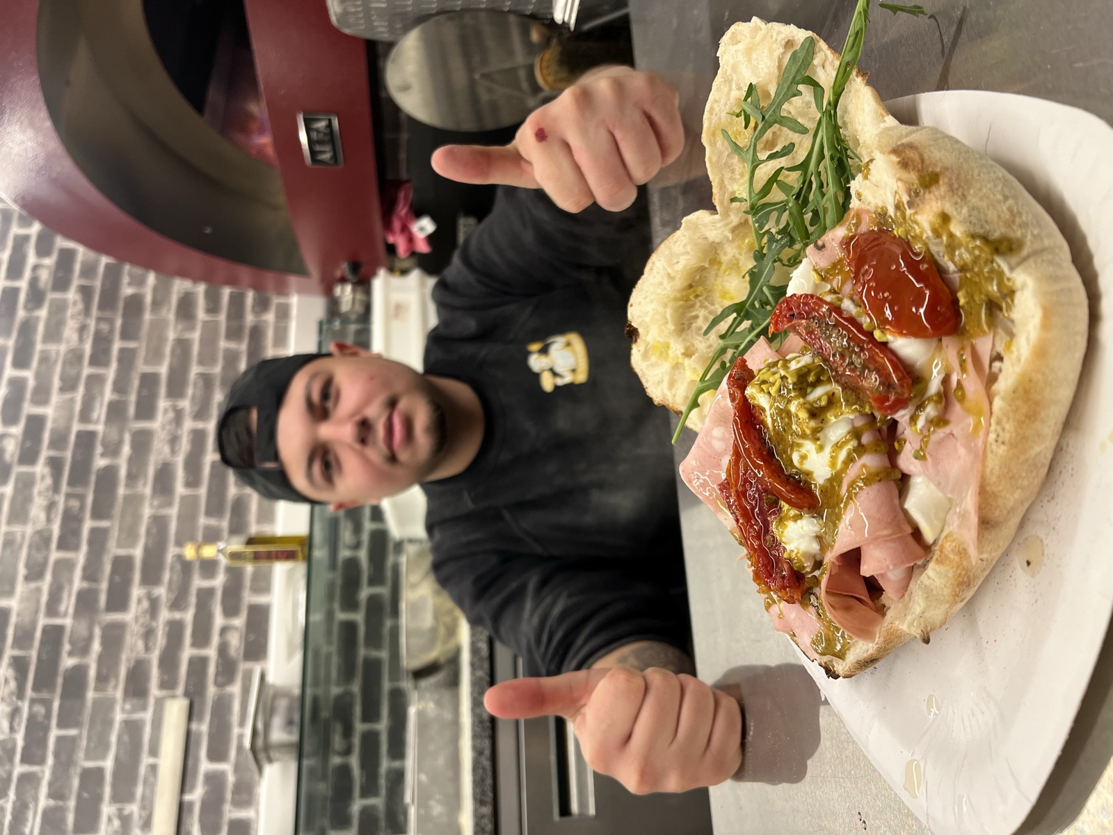 Chef van Il Saporino met een verse panino